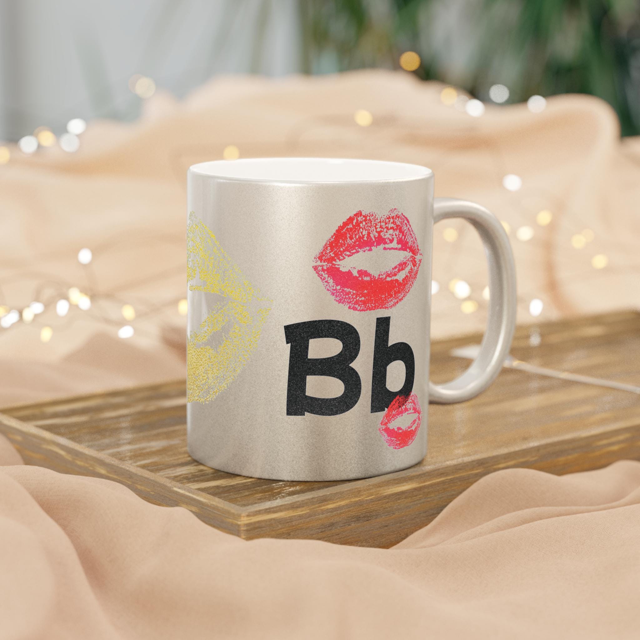 Taza Metálica Chic con Estampado de Beso - Regalo Glam para Mujer, Metallic Mug Kiss Print, Taza Estética de Maquillaje